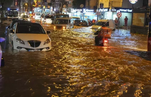 İzmir'de şiddetli yağış felaketi: Sokaklar sular altında, 3 ilçede su kesintisi