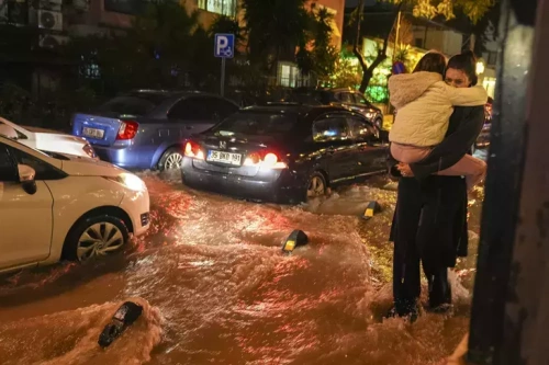 İzmir'de şiddetli yağış felaketi: Sokaklar sular altında, 3 ilçede su kesintisi