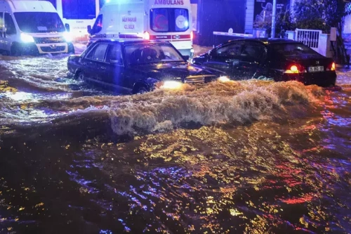 İzmir'de şiddetli yağış felaketi: Sokaklar sular altında, 3 ilçede su kesintisi