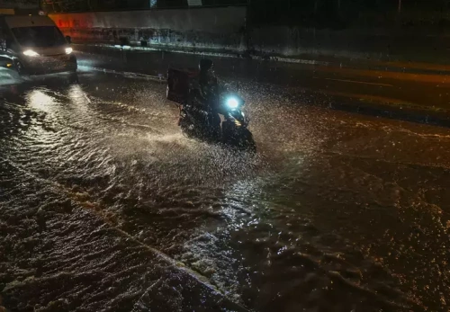 İzmir'de şiddetli yağış felaketi: Sokaklar sular altında, 3 ilçede su kesintisi