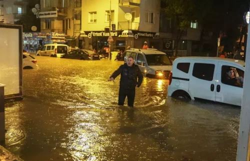 İzmir'de şiddetli yağış felaketi: Sokaklar sular altında, 3 ilçede su kesintisi