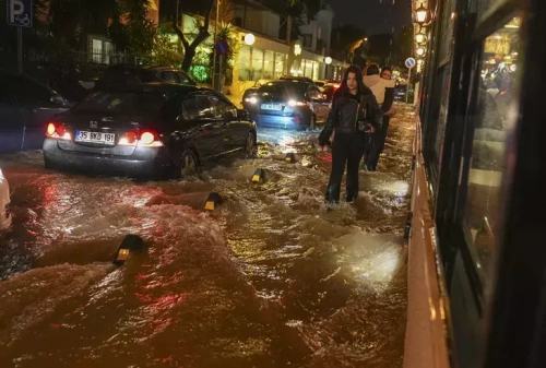 İzmir'de şiddetli yağış felaketi: Sokaklar sular altında, 3 ilçede su kesintisi