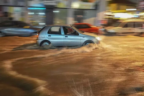 İzmir'de şiddetli yağış felaketi: Sokaklar sular altında, 3 ilçede su kesintisi