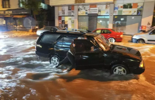 İzmir'de şiddetli yağış felaketi: Sokaklar sular altında, 3 ilçede su kesintisi