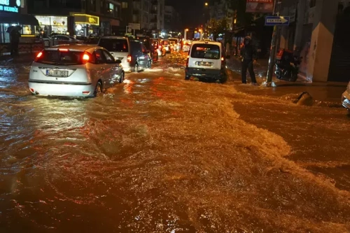 İzmir'de şiddetli yağış felaketi: Sokaklar sular altında, 3 ilçede su kesintisi