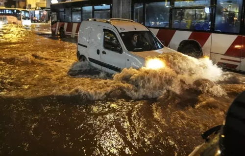 İzmir'de şiddetli yağış felaketi: Sokaklar sular altında, 3 ilçede su kesintisi