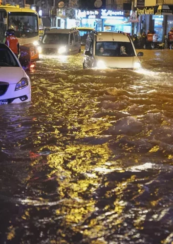 İzmir'de şiddetli yağış felaketi: Sokaklar sular altında, 3 ilçede su kesintisi