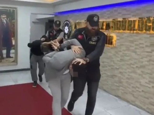 İzmir'de üçlü cinayet: Ailesini öldüren oğulun kıyafetinde barut izi bulundu