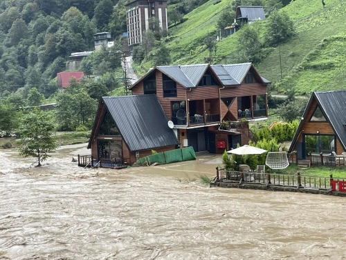 Karadeniz’de şiddetli yağışlar: Rize, Trabzon, Artvin ve Giresun’da sel ve heyelan