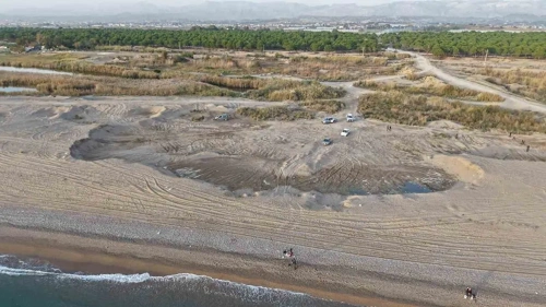 Manavgat sahillerinde kum hırsızlığı skandalı: Sahil kum ocağına döndü