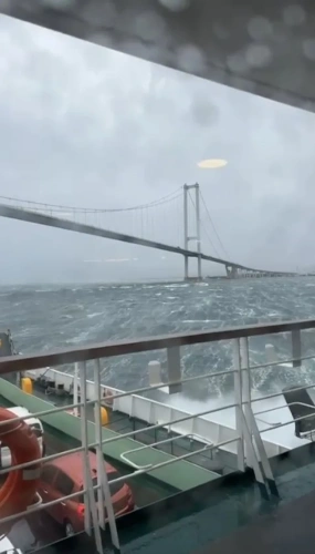 Marmara'da fırtına: Feribot denizin ortasında mahsur kaldı