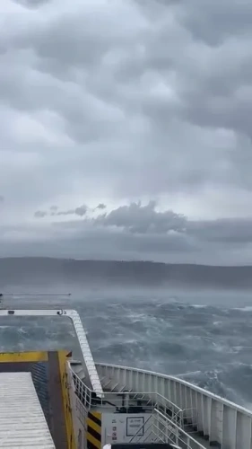 Marmara'da fırtına: Feribot denizin ortasında mahsur kaldı