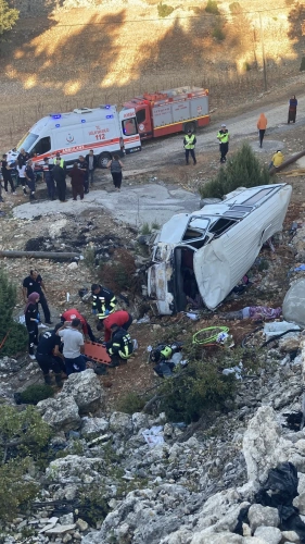 Mersin Erdemli'de tarım işçisi minibüsü devrildi: 4 ölü, 14 yaralı