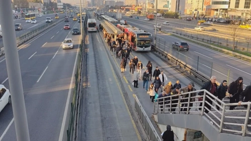 Metrobüs yoluna düşen engelli yolcu hayatını kaybetti