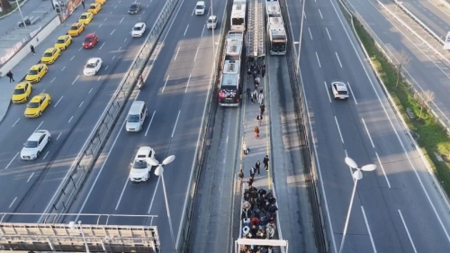 Metrobüs yoluna düşen engelli yolcu hayatını kaybetti