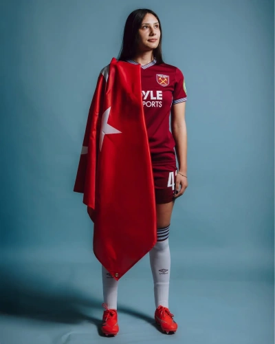 Milli futbolcumuz Selin Cemal West Ham'la sözleşme imzaladı