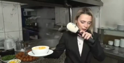 Muhabirin imtihanı: Sakatat kokusu canlı yayını sekteye uğrattı