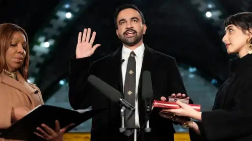 New York'un ilk Müslüman belediye başkanı Mamdani, 200 yıllık Kuran'la yemin etti