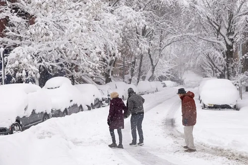 Newark'ta 90 yılın rekoru: ABD'yi vuran fırtına havalimanlarını kapattı