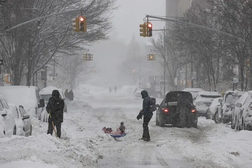 Newark'ta 90 yılın rekoru: ABD'yi vuran fırtına havalimanlarını kapattı