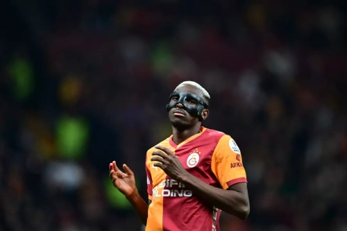 Osimhen kolunu kırdı: Galatasaray'ın golcüsü haftalar boyu yok