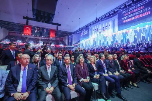 Özgür Özel tek aday olarak 4'üncü kez CHP Genel Başkanı seçildi