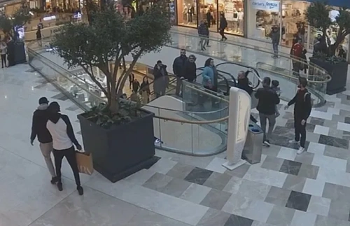 Papy Djilobodji'ye AVM'de şok saldırı: Silah çekildi, şemsiye atıldı