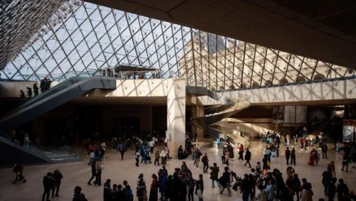 Paris'te büyük soygun: Louvre Müzesi'nden paha biçilmez mücevherler çalındı