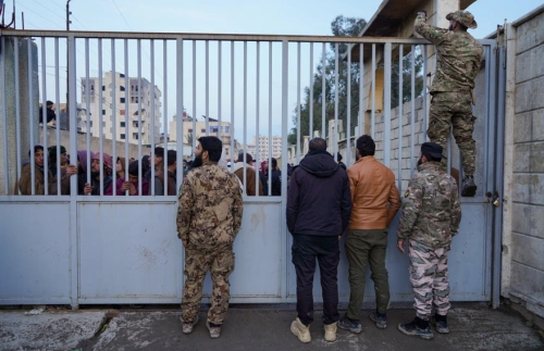 Rakka'da yüzlerce kimlik bulundu: Aileler sevdiklerini arıyor