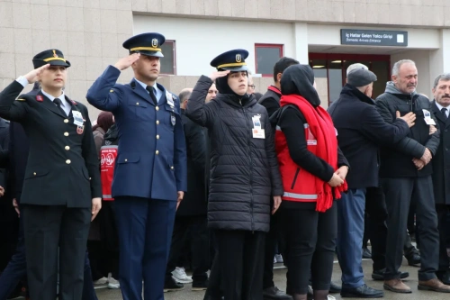 Şehit ağabeyinin cenazesini asker selamıyla uğurladı