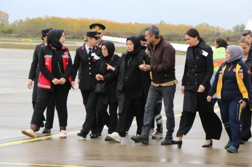 Şehit ağabeyinin cenazesini asker selamıyla uğurladı