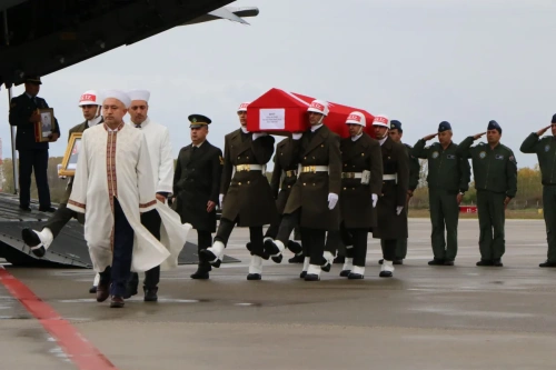 Şehit ağabeyinin cenazesini asker selamıyla uğurladı