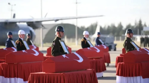 Şehit ağabeyinin cenazesini asker selamıyla uğurladı