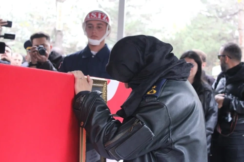 Şehit pilot Nihat İlgen'e eşinden yürek burkan veda