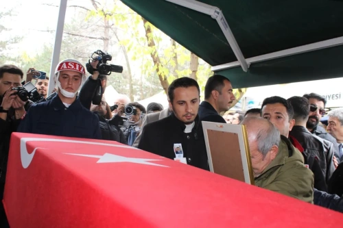 Şehit pilot Nihat İlgen'e eşinden yürek burkan veda