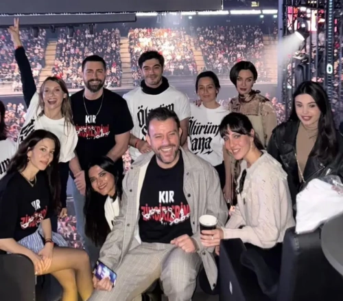 Tarkan konserinde Cem Yılmaz sürprizi: Sahneye çıkıp 'Kuzu Kuzu' söyledi