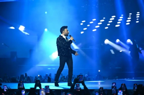 Tarkan konserinde Cem Yılmaz sürprizi: Sahneye çıkıp 'Kuzu Kuzu' söyledi