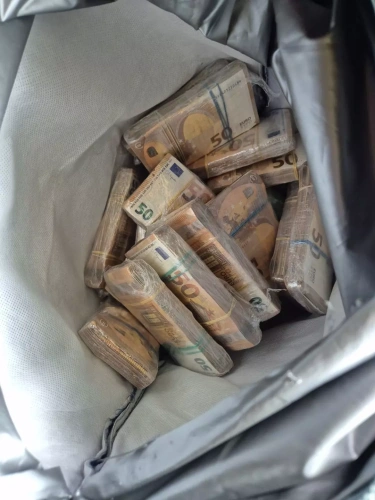 Tır sürücüsünün çantasından çikolata değil para çıktı: 220 bin Euro