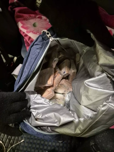 Tır sürücüsünün çantasından çikolata değil para çıktı: 220 bin Euro