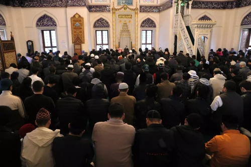 Tokyo Camii'nde bayram yoğunluğu: Namaz 5 kez kılındı