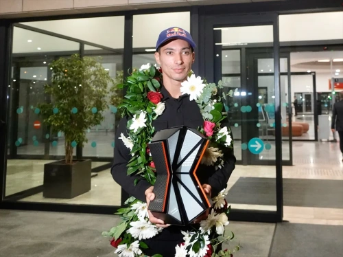 Toprak Razgatlıoğlu şampiyonlukla Türkiye'ye döndü: Coşkulu karşılama