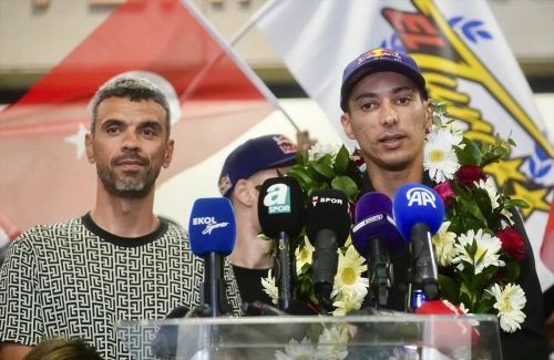 Toprak Razgatlıoğlu şampiyonlukla Türkiye'ye döndü: Coşkulu karşılama