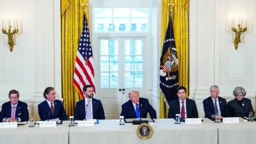 Trump Beyaz Saray'da petrol devlerini topladı: Venezuela'yı vadetti