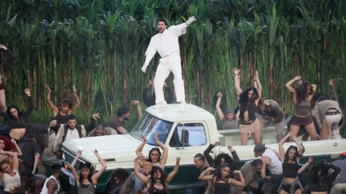 Trump Super Bowl devre arası şovuna sert tepki: Şimdiye kadarki en kötüsü