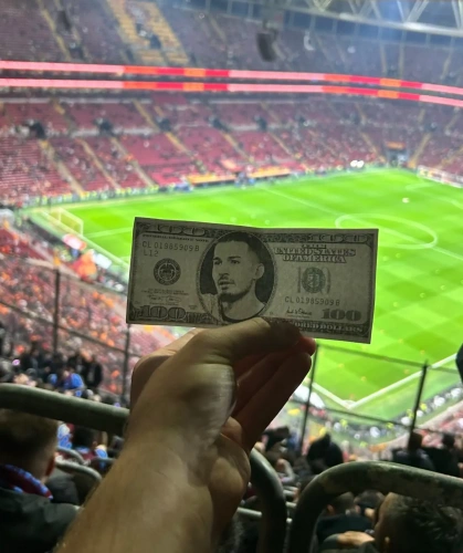 Uğurcan Çakır'a 'dolar' protestosu: Galatasaray taraftarı destek verdi