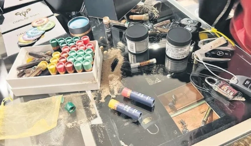 Ünlü partilerinin gizli torbacısı 