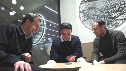 Uzungöl'de buzun üzerinde zıplayan 4 arkadaş suya düştü