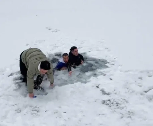 Uzungöl'de buzun üzerinde zıplayan 4 arkadaş suya düştü