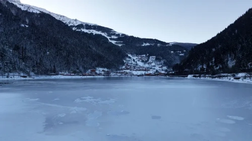 Uzungöl'de buzun üzerinde zıplayan 4 arkadaş suya düştü