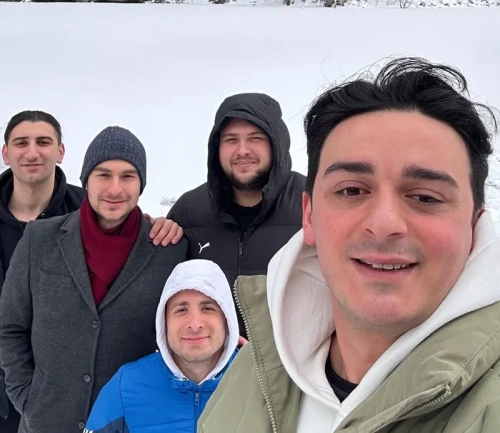 Uzungöl'de buzun üzerinde zıplayan 4 arkadaş suya düştü